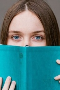 pessoa com livro.jpg